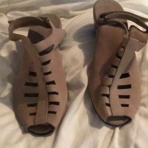 Munro American Abby Suede Tan Caged Open Toe Heel Sandals Womens Size 8WW